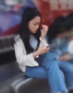 地铁顶摸街射,妹子射手上还闻了一下
